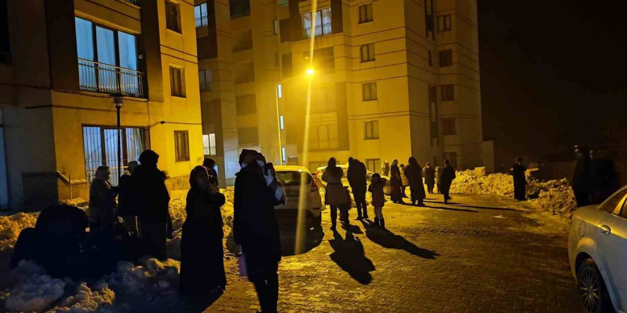 Yüksekova’da Deprem Sonrası Vatandaşlar Korkudan Evlerine Giremiyorlar