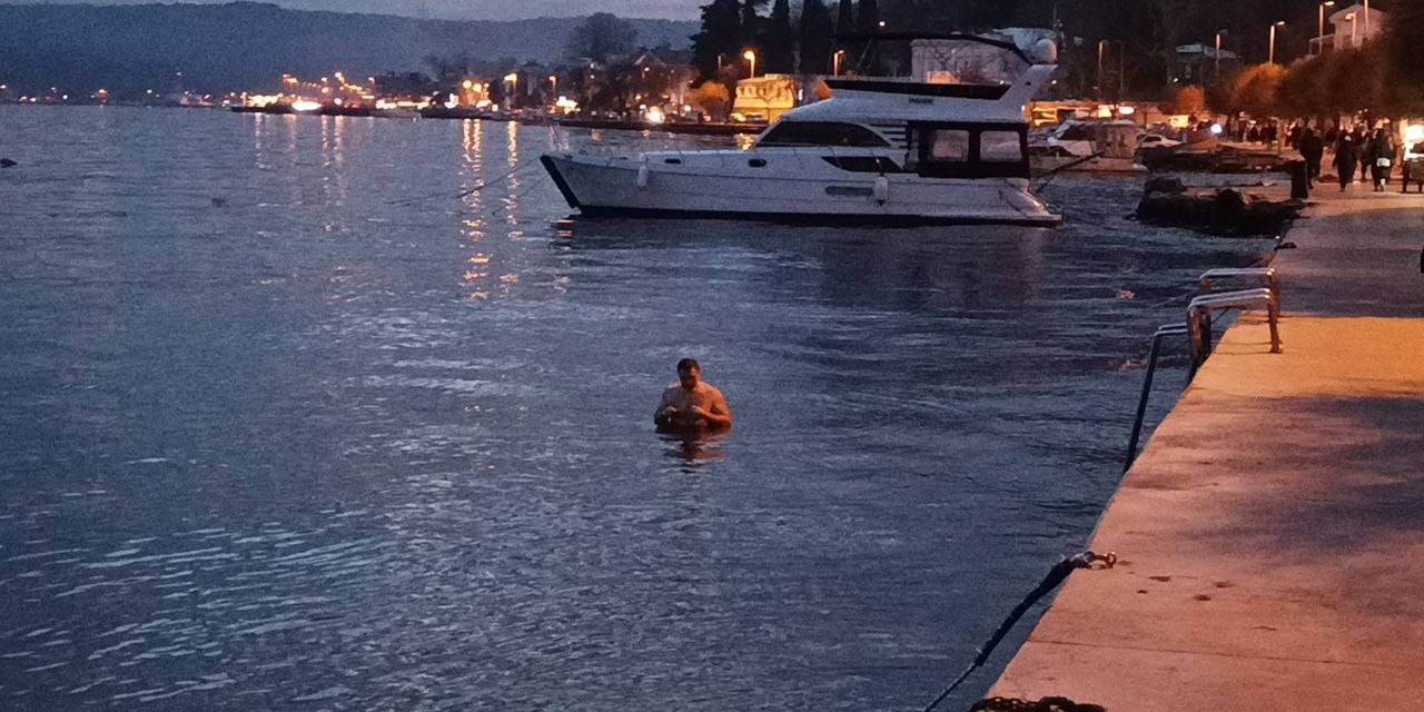 Sarıyer’de Yılın Son Günü Denize Girip, Buz Gibi Suya Daldılar