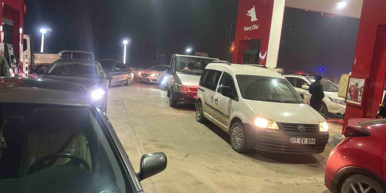 Yüksekova’da Deprem Sonrası Akaryakıt İstasyonlarında Kuyruk Oluştu