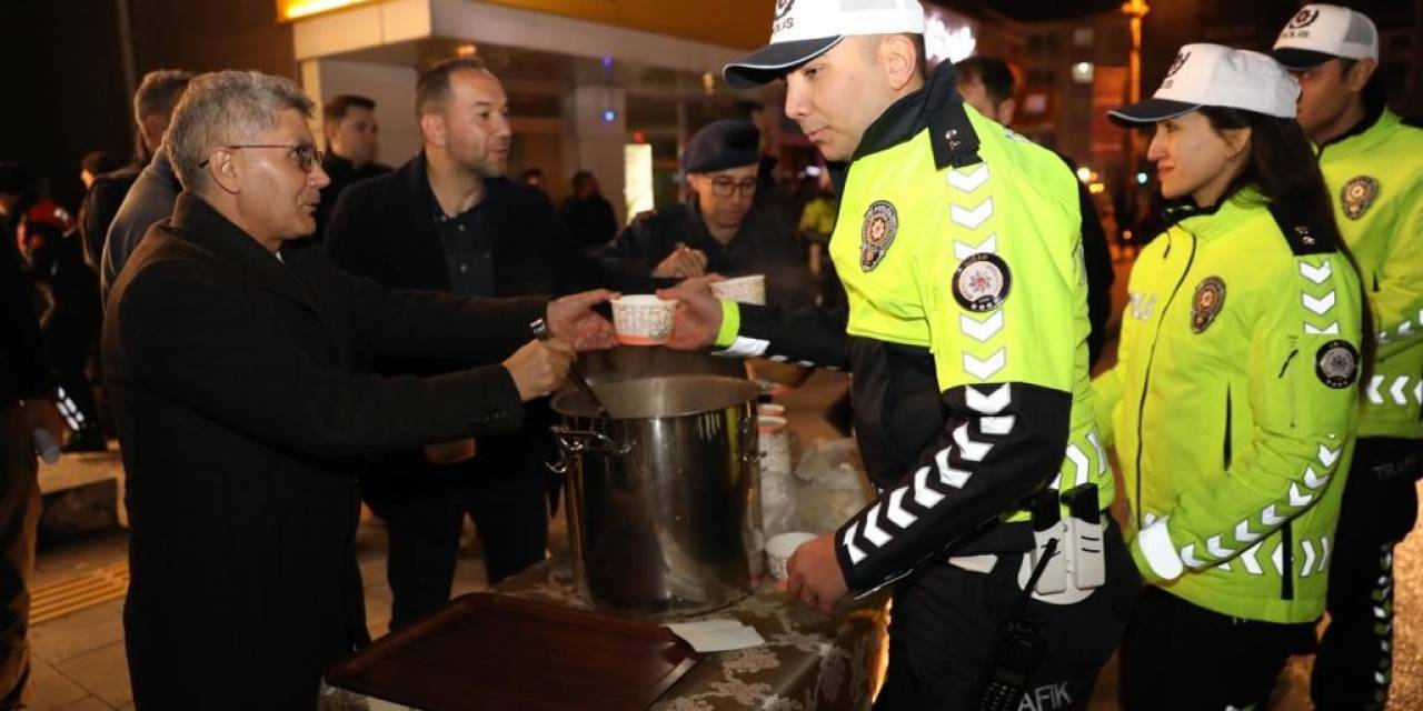 Vali Çelik Yılbaşı Gecesi Çalışan Kamu Görevlilerini Ziyaret Etti