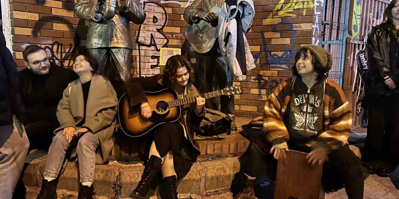 Sokak Müzisyenleri Yılbaşı Kutlamalarında Kulakların Pasını Sildi