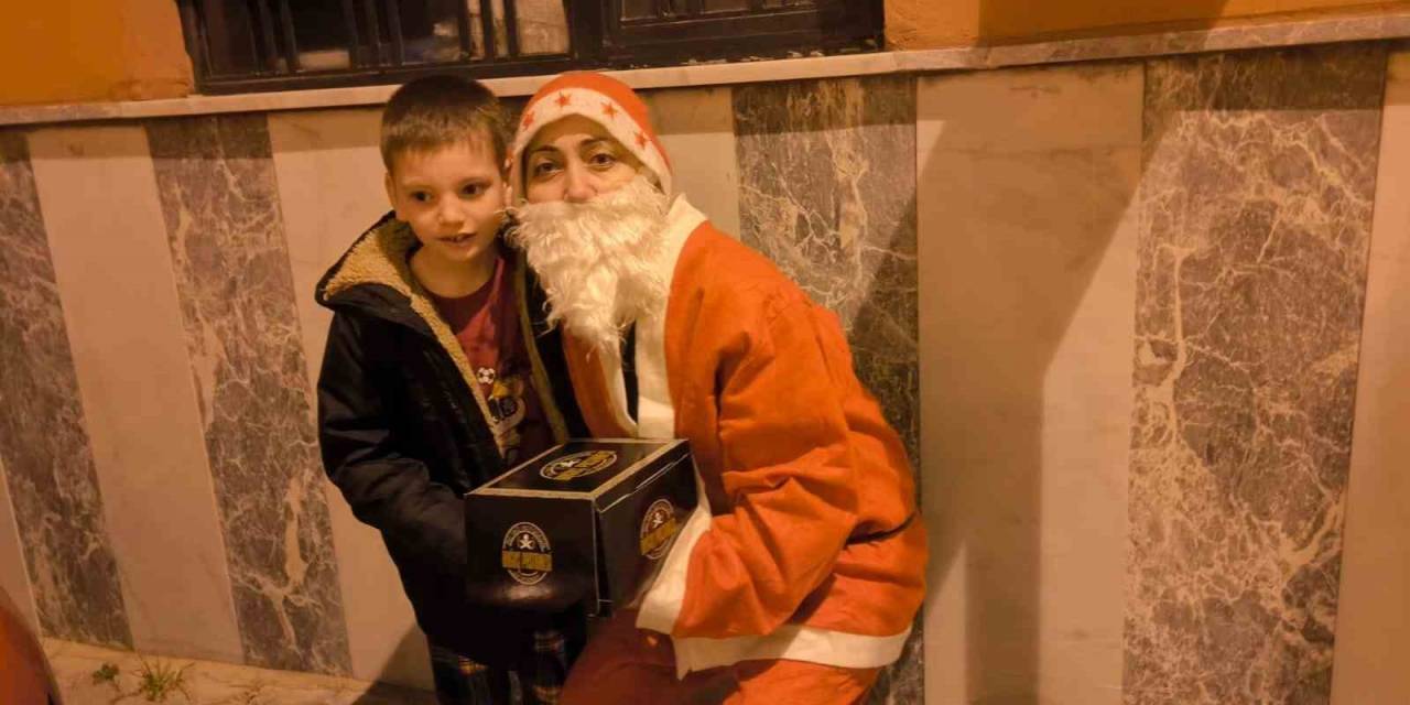 Yılbaşı Öncesi Hastanelerde Tedavi Gören Çocukları Sevindirdiler