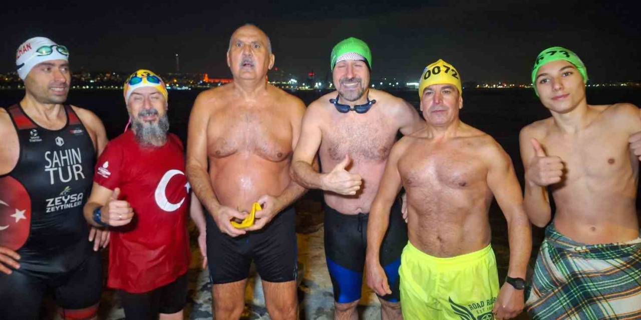 Yeni Yılı Denize Girerek Karşıladılar: “Gazze’nin Yanındayız” Mesajı Verdiler