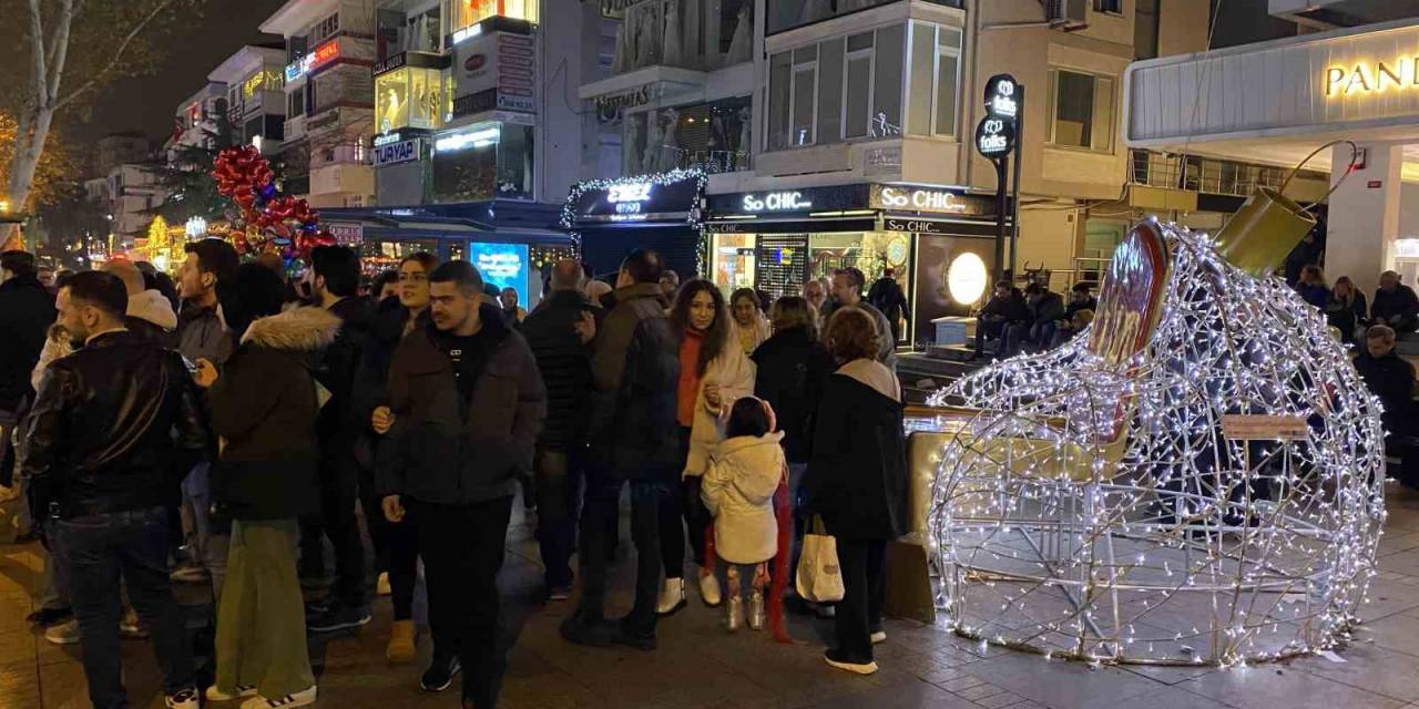 Bağdat Caddesi’nde Vatandaşlar Yeni Yıla Coşkuyla Girdi