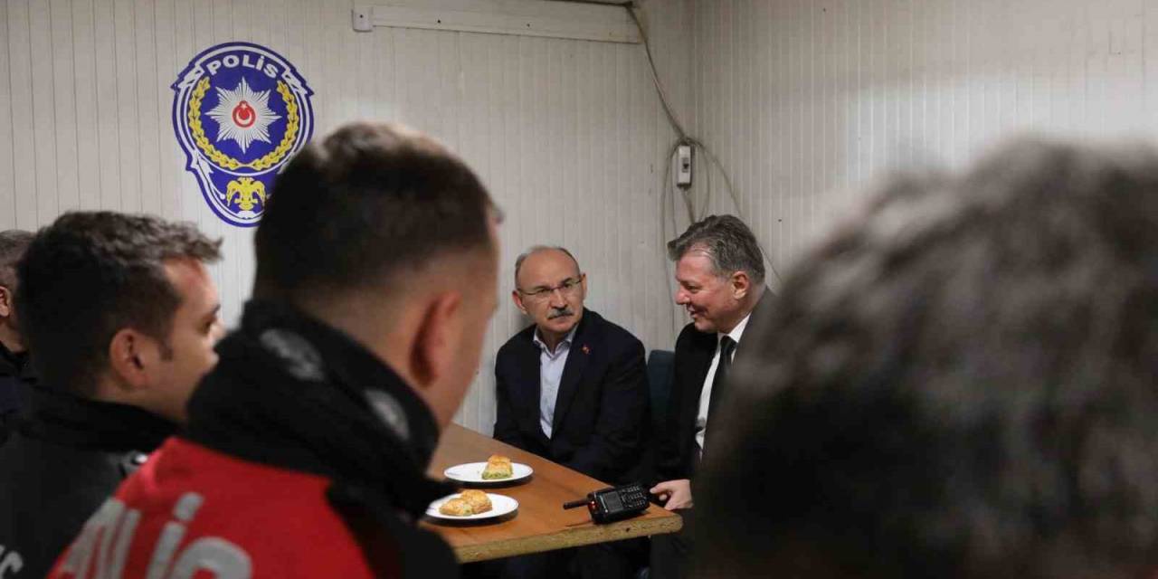 Vali Karadeniz Yılbaşında Uygulama Yapan Polis Ve Jandarma Ekiplerini Ziyaret Etti