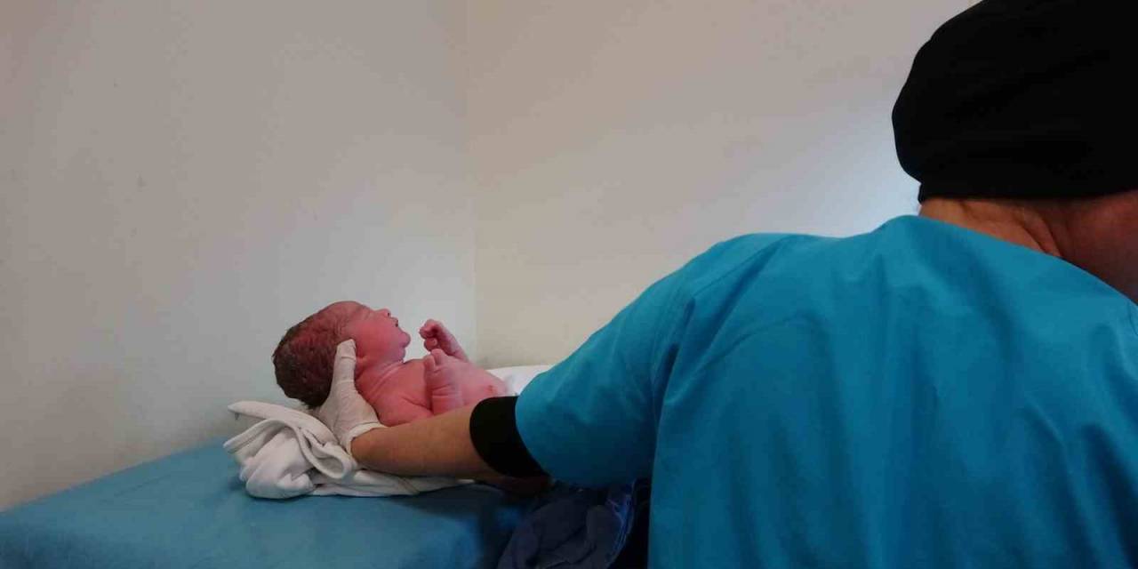 Kozan’da 2024’ün İlk Bebeği Abdülhamit Annesinin Doğum Gününde Doğdu