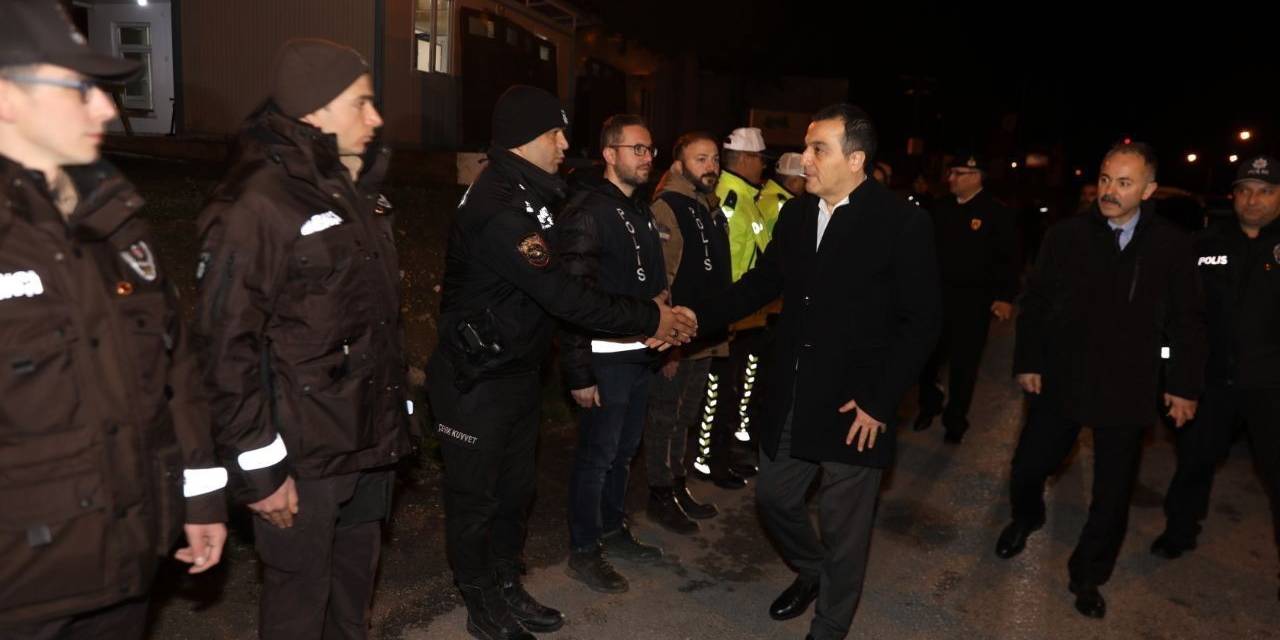 Burdur Valisi Öksüz Yılbaşında Görevli Personeli Ziyaret Etti