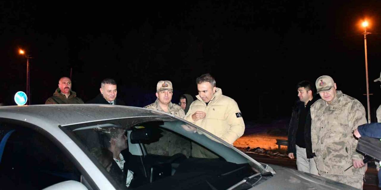 Vali Çiçek Yılbaşında Görevli Sağlık Ve Emniyet Personelini Ziyaret Etti