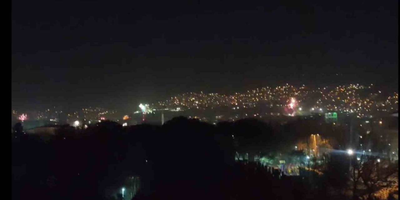 Bursa Yeni Yıla Havai Fişekler Ve Silah Sesleriyle Girdi