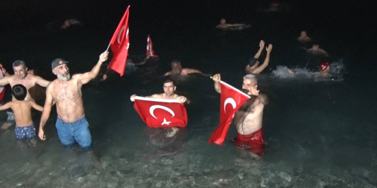 Antalya’da 2024’ü Denize Girerek Karşıladılar