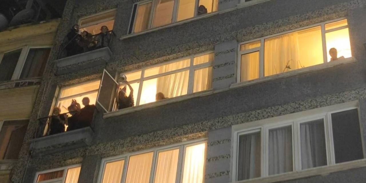 Kurtuluş Sakinleri Yeni Yılı Yine Tencere Ve Tava Çalarak Karşıladı