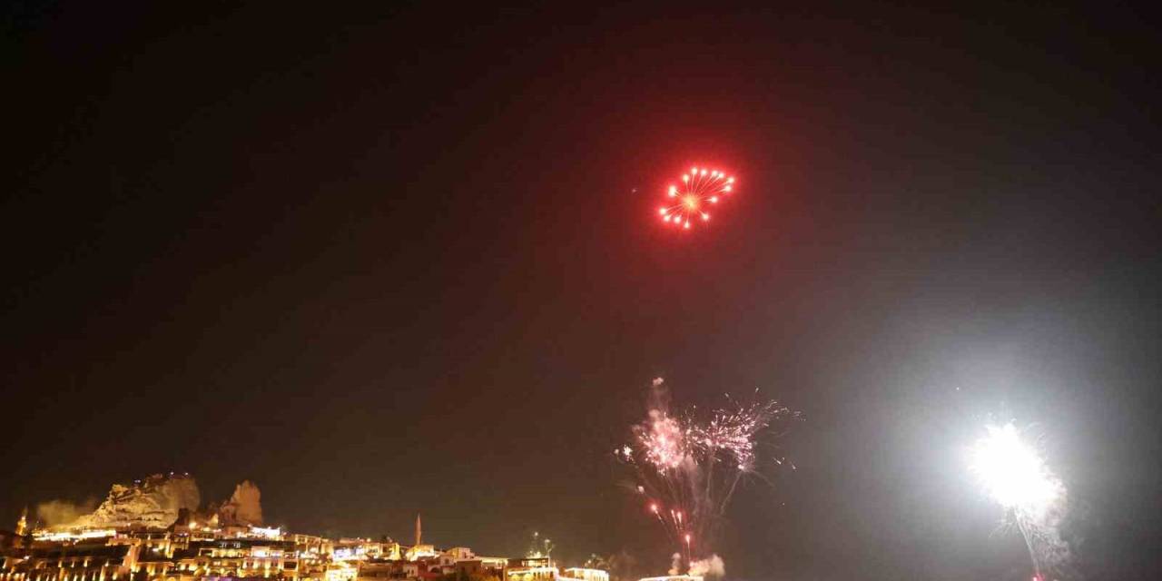 Kapadokya Yeni Yıla Havai Fişek Gösterileri İle Girdi