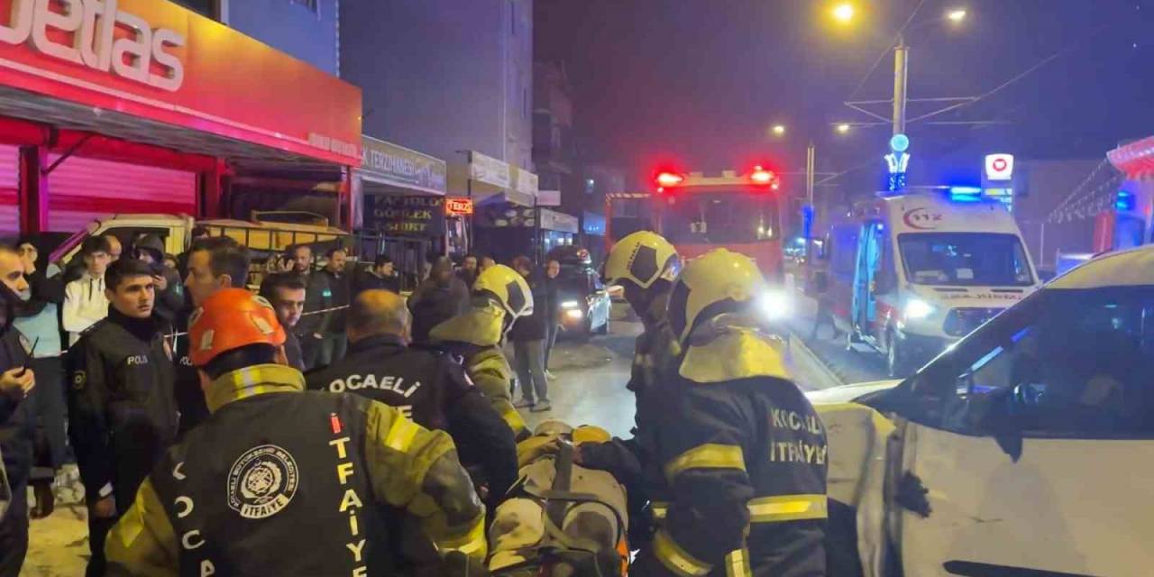 Yeni Yılın İlk Dakikalarında Feci Kaza: Aracın Altında Kalan Motosikletliyi Vatandaşlar Kurtardı