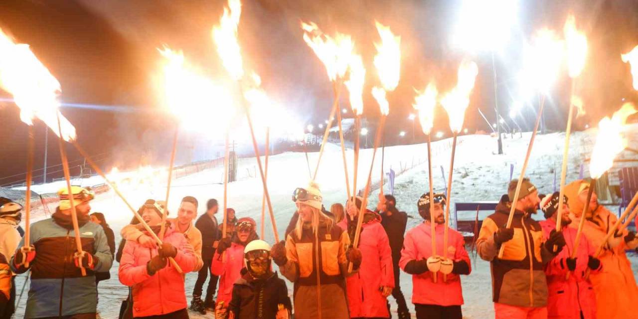Palandöken’de Tatilciler Yeni Yıla Meşaleli Kayak Gösterisiyle Girdi