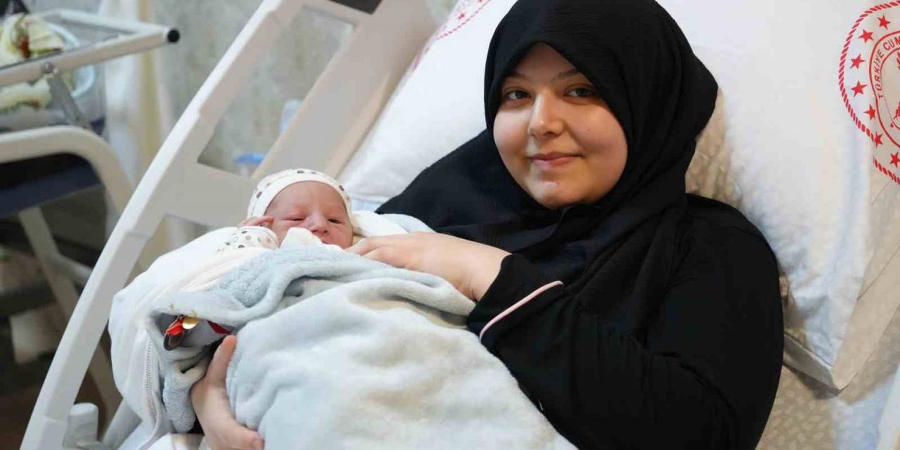 Kırıkkale’de 2023 Yılının Son Bebekleri Dünyaya Geldi: Biri Anne Kucağında, Diğeri Kuvözde Yeni Yıla Girdi