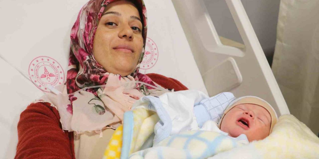 Yeni Yılın İlk Bebeği Hatay’da Dünyaya Geldi