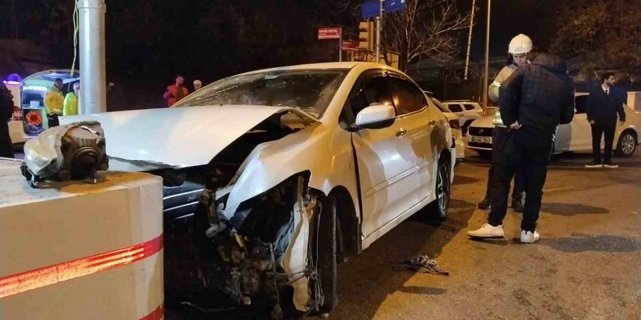 Kartal’da 2 Araç Kafa Kafaya Çarpıştı