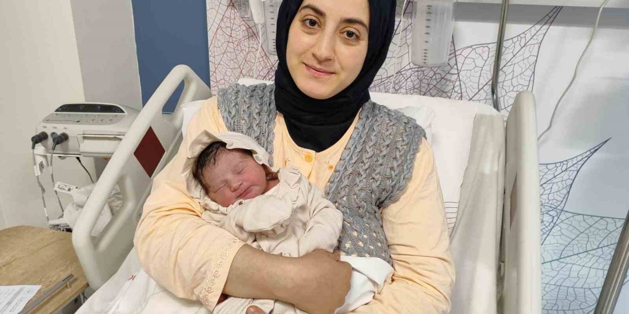 Kocaeli’de 2024’ün İlk Bebeği ‘Aybike’ Oldu