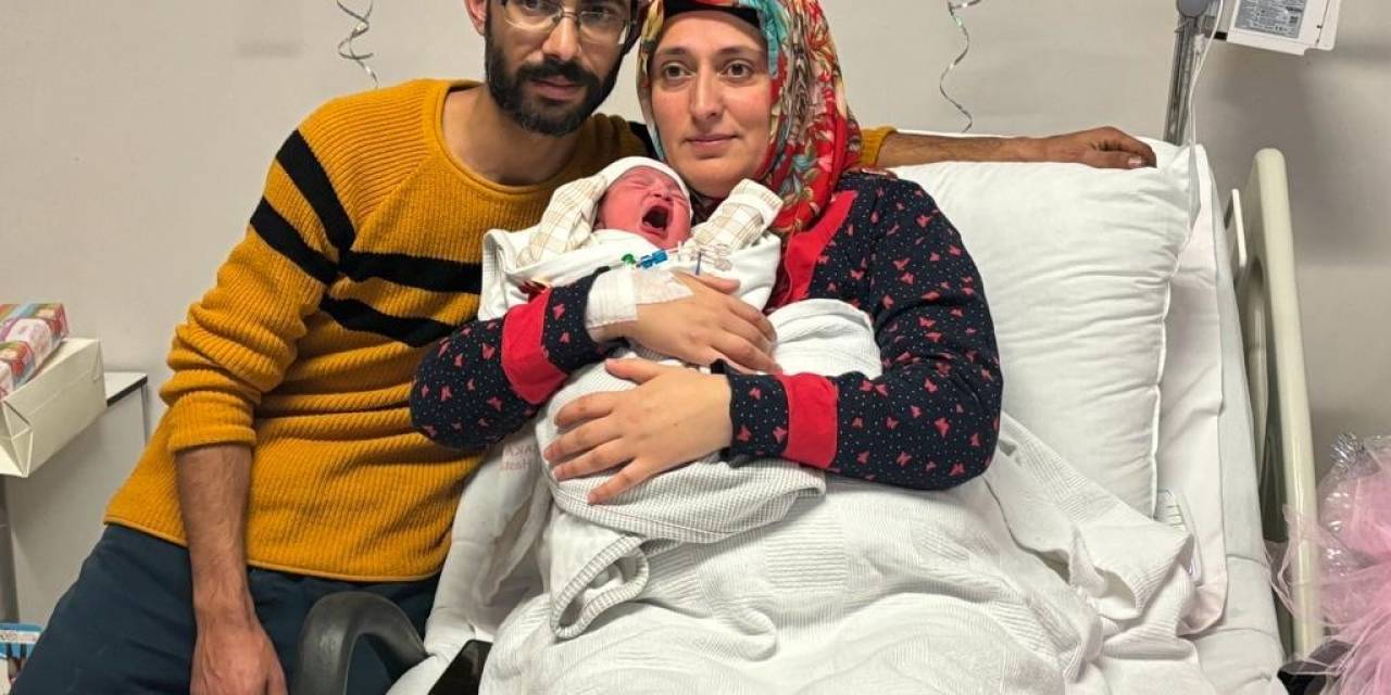 Bakan Mahinur Özdemir Göktaş’tan 2024 Yılının İlk Bebeklerine Ziyaret