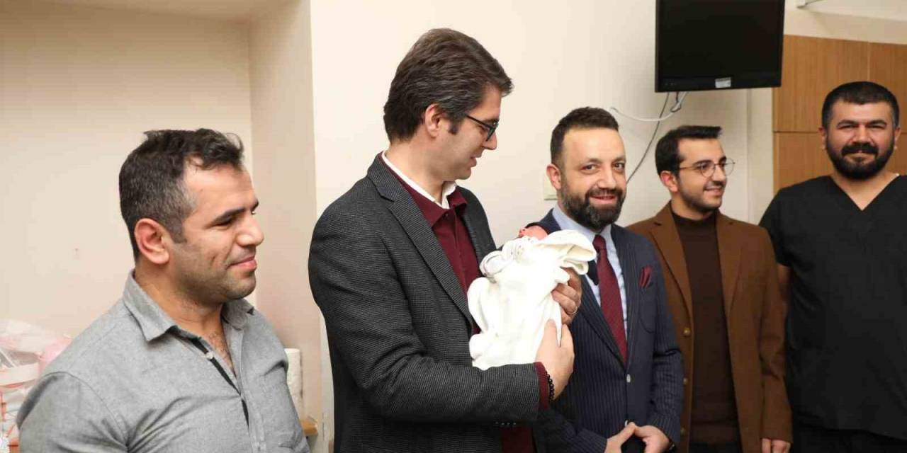 Erciş’te 2024’ün İlk Bebeği Dünyaya Geldi