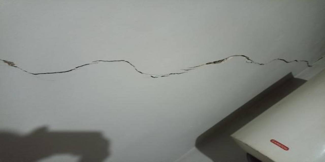 Yüksekova’da Depremde Bazı Köylerde Evlerin Duvarında Çatlaklar Oluştu