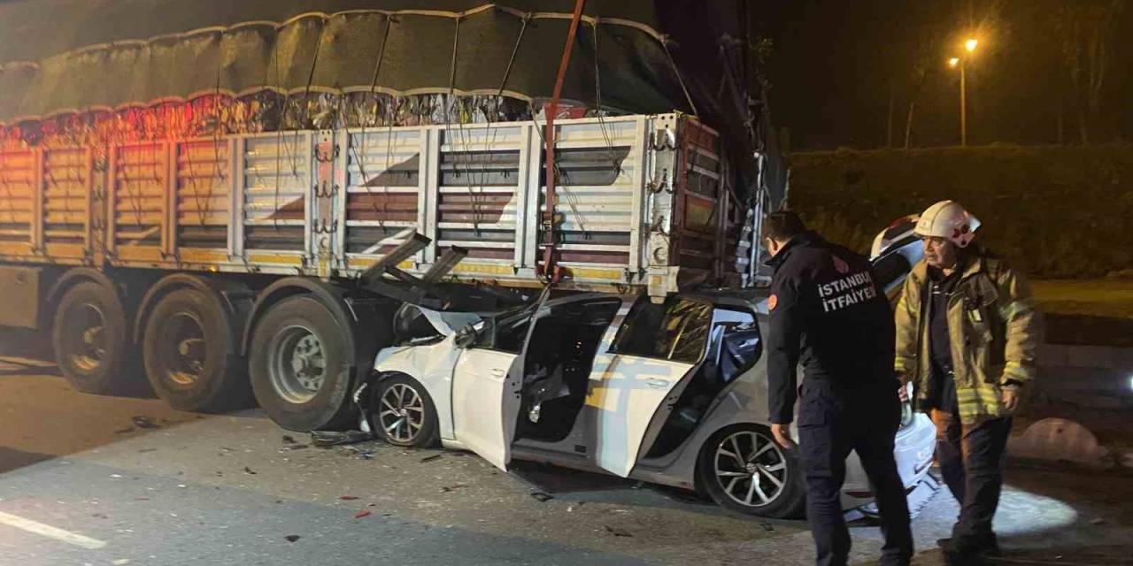 Esenler’deki Feci Kazada Otomobil Park Halindeki Tırın Altına Girdi: 2 Yaralı