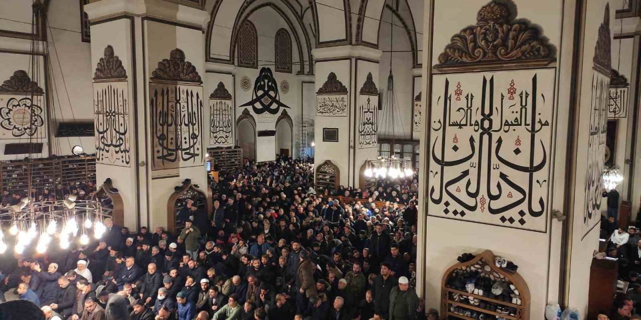 Yılın İlk Sabah Namazında Binlerce Kişi Ulucami’de Şehitler İçin Dua Etti