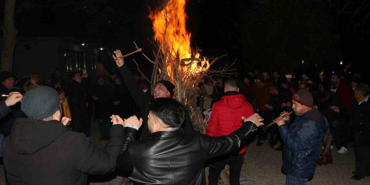 Erzincan’da Yakılan Ateşin Başında Havai Fişek Gösterisi Eşliğinde Halaylarla 2024’e Girildi
