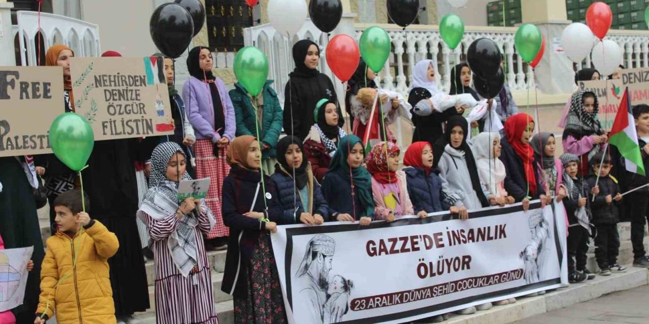 Balonlar Filistinli Çocuklar İçin Semaya Bırakıldı