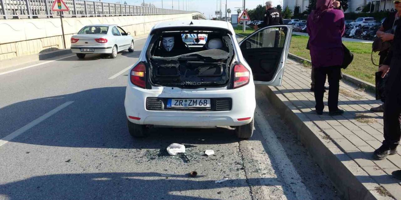 Alman Uyruklu Sürücünün Aracına Arkadan Çarpıp Kaçtı, Olay Yerinde Telefonunu Düşürdü