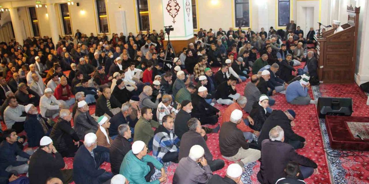 Kumluca’da Yılbaşı Akşamı Kur’an Ziyafeti Ve Şehitlere Dua Gecesi Düzenlendi