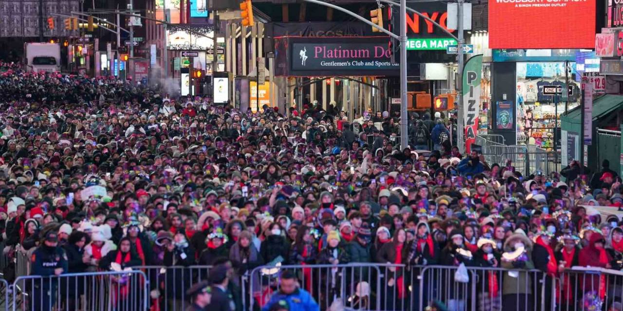 Abd Yeni Yıla Konfetiler Altında “Merhaba” Dedi