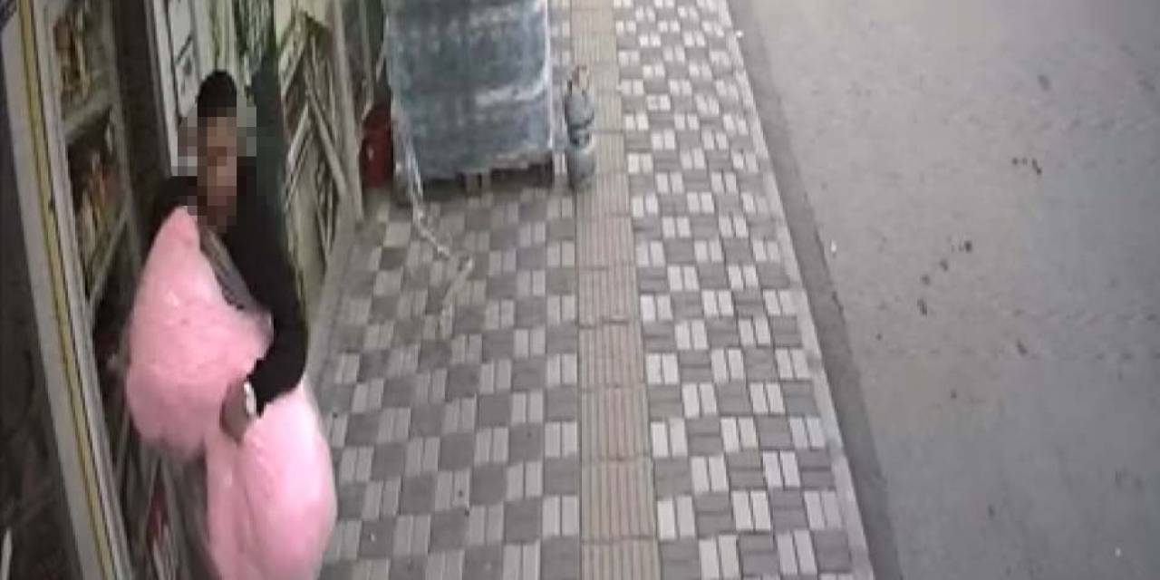 Girdiği Marketten Oyuncak Ayıyı Böyle Çaldı