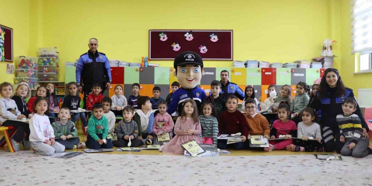 Polis Çocukları Ve Gençleri Unutmuyor