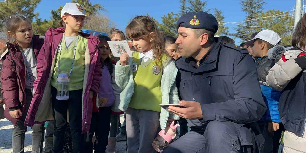 Okuma Yazma Öğrenince İlk İşleri Jandarmaya Mektup Yazmak Oldu