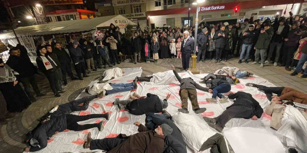 Van Filistin’e Destek Platformu’ndan Kefenli Drama Gösterisi