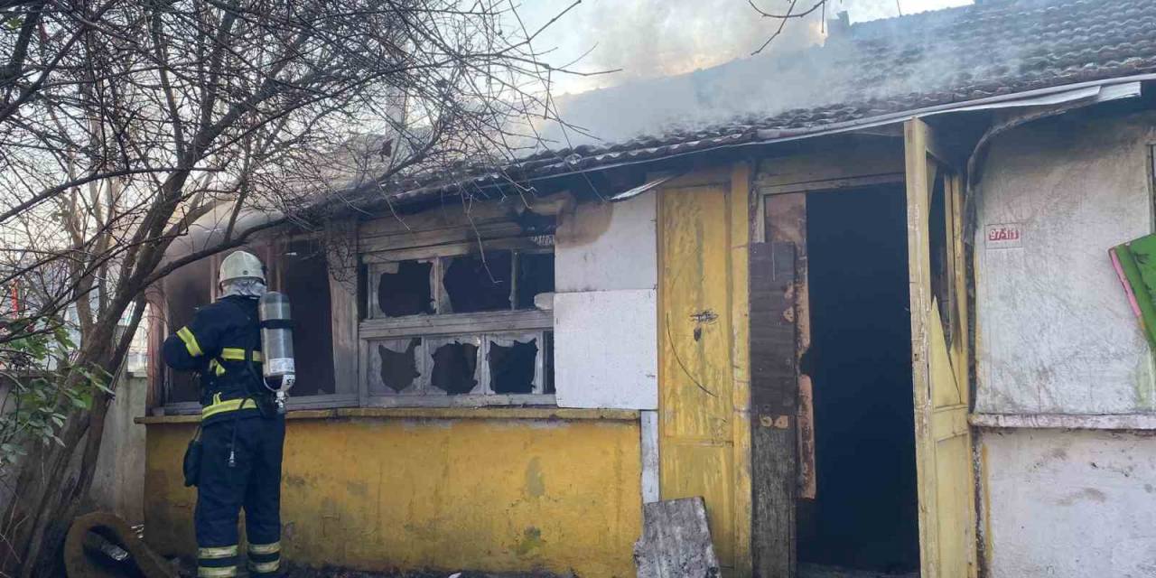 Kullanılmayan Evden Çıkan Dumanlar İtfaiyeyi Harekete Geçirdi