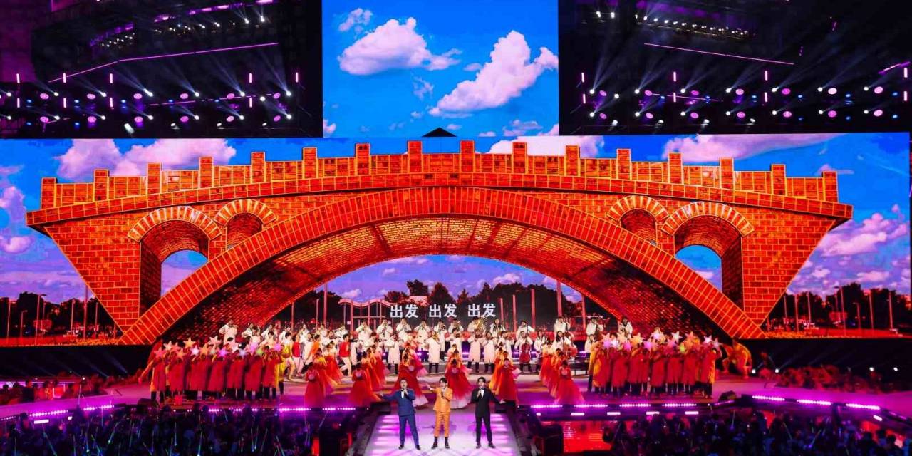 Çin’de Yeni Yıl Işıltılı Kutlamalarla Karşılandı