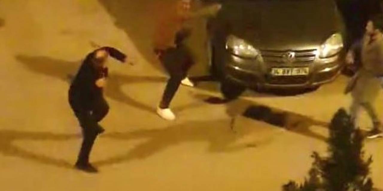 Otomobillerine Zarar Veren Adama Kırdığı Silecekle Meydan Dayağı
