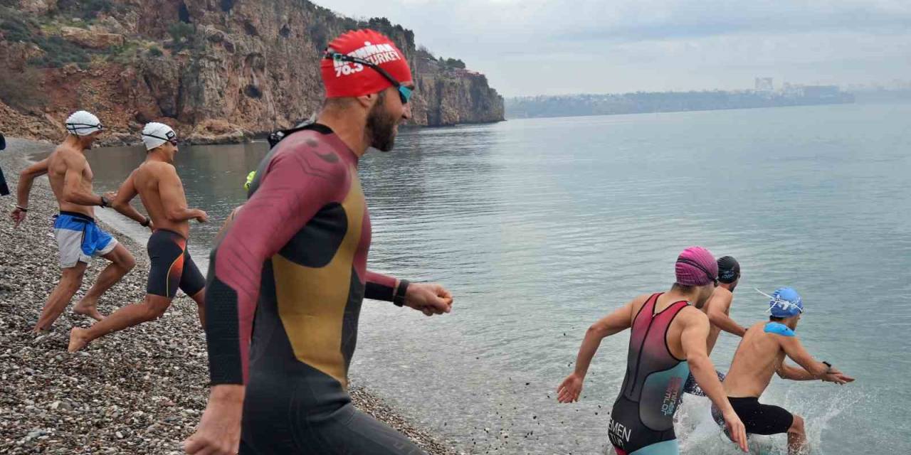 Triatloncular Deniz Kirliliğine ‘Dur’ Demek İçin Denize Girdiler