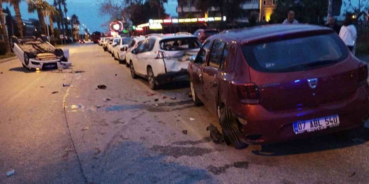 Park Halindeki Araçlara Çarptıktan Sonra Takla Atan Otomobilden Çıkan Sürücü Kaçtı