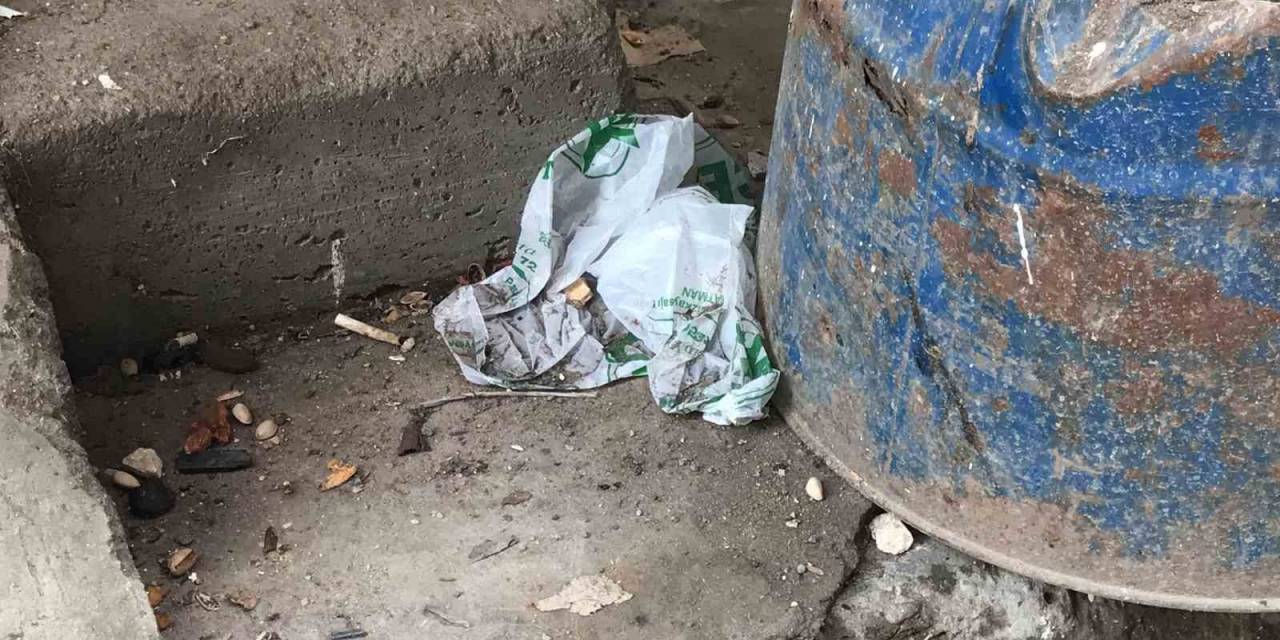 Seyyar Satıcı Yediği Çekirdeklerin Kabuklarını En Yakın Çöp Kutusuna Kadar Cebinde Taşıyor