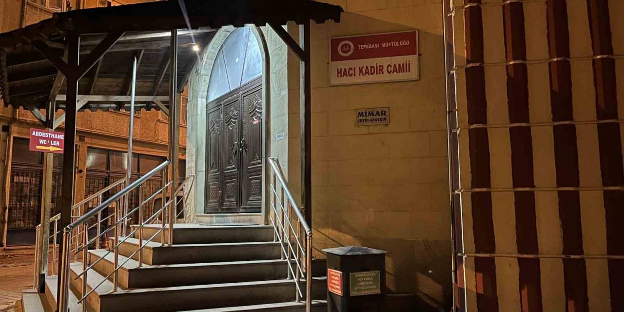 Yılbaşı Gecesi Caminin Yardım Kutusunu Zorlayan Şüpheliler Olay Yerinden Kaçtı