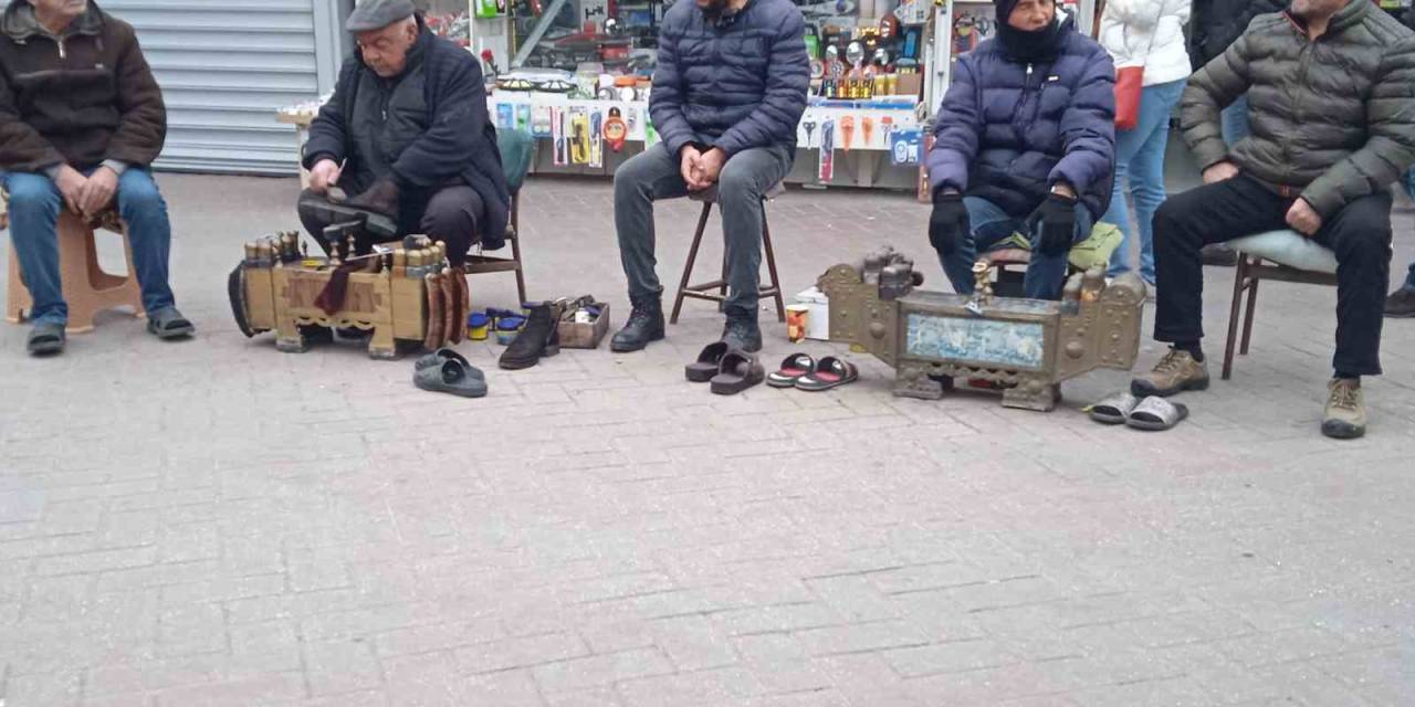 2024’ün İlk Gününde Ekmek Parası İçin Tezgâh Açtılar