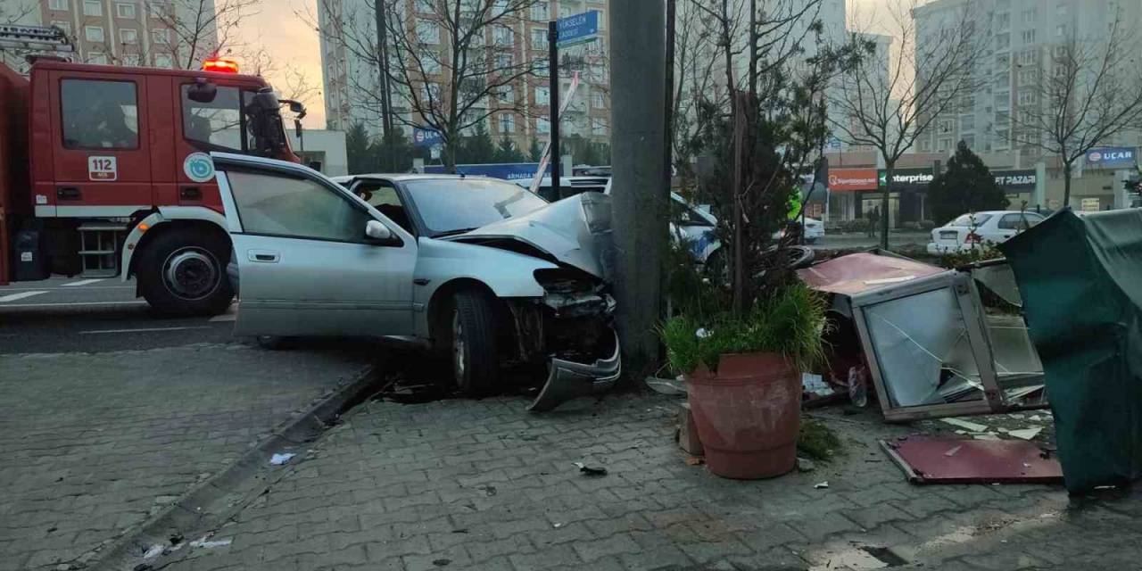 Önce Simit Arabasına Sonra Direğe Çarptı