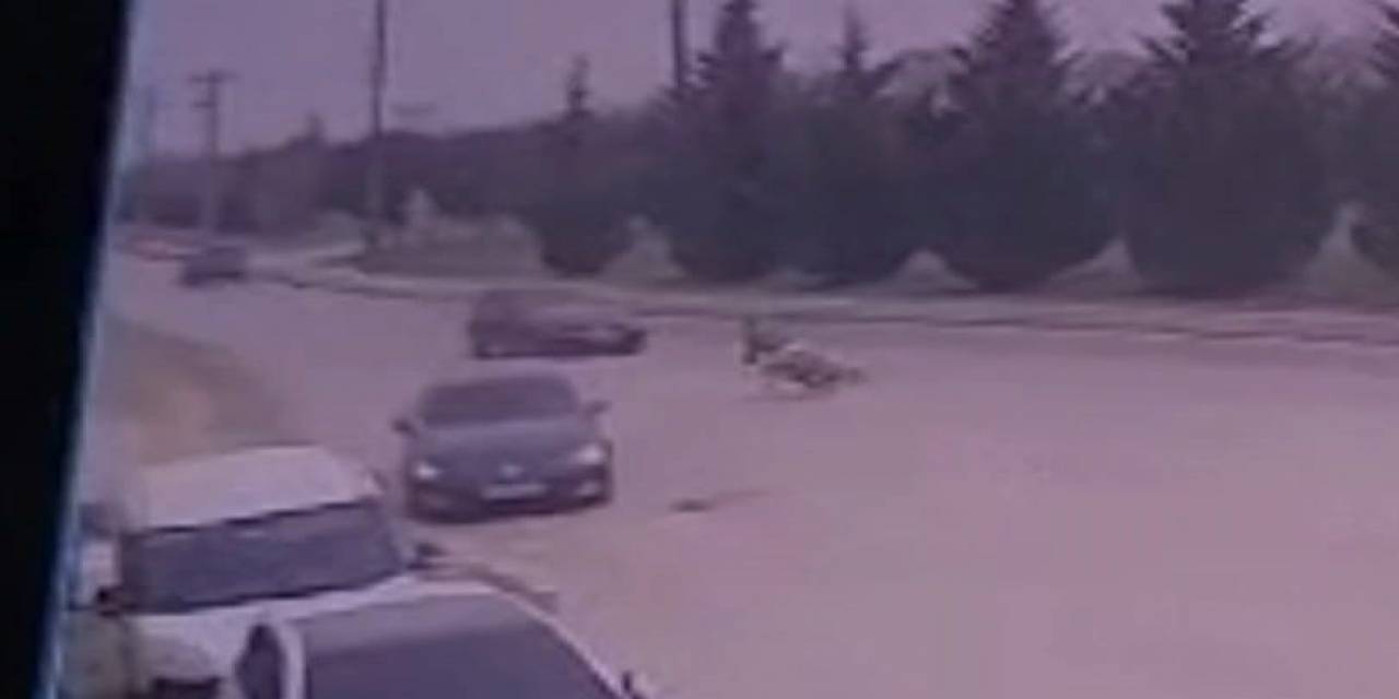 Dengesini Kaybedip Düşen Motosiklet Sürücüsü Otomobilin Altında Kaldı