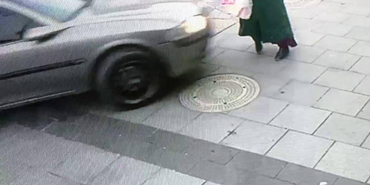 Alkollü Şahsın Kullandığı Otomobil Kaldırımdaki Kadına Böyle Çarpmış