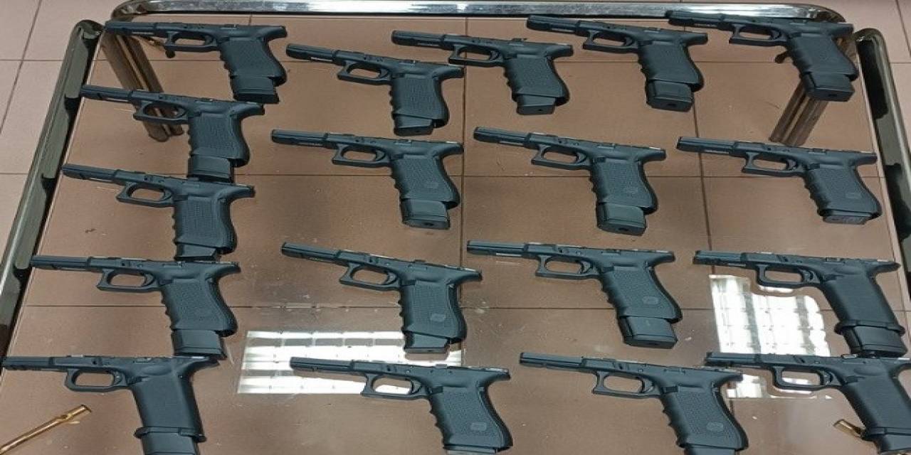 Türk Vatandaşının Aracında Sınırda 18 Tabanca Ele Geçirildi