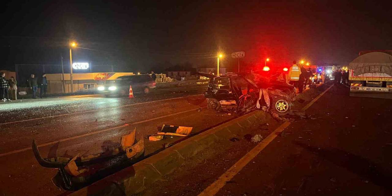 Sakarya’da Kamyonla Çarpışan Otomobil Hurdaya Döndü: 2 Ölü