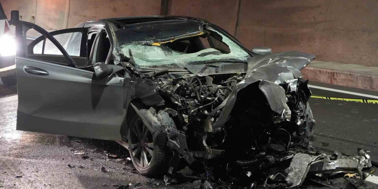 Ilgaz 15 Temmuz İstiklal Tüneli’nde Tıra Çarparak Paramparça Olan Lüks Otomobilin Sürücüsü Öldü